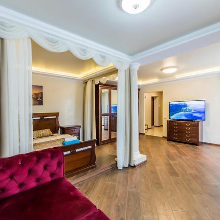 Шикарная Квартира Возле Костёла В Центре Kiew Exterior foto